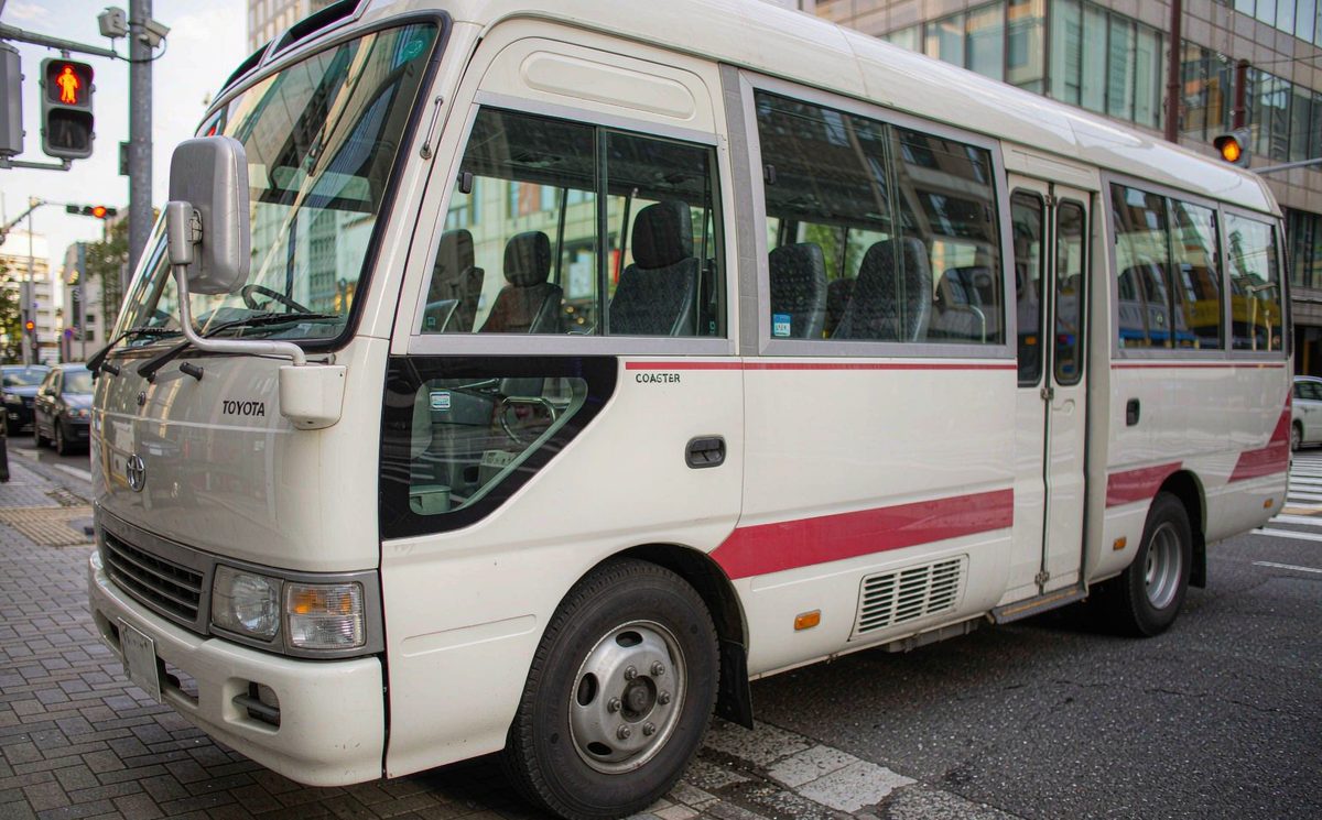 上海可调用的中巴车型示意（19–30 座考斯特风格）